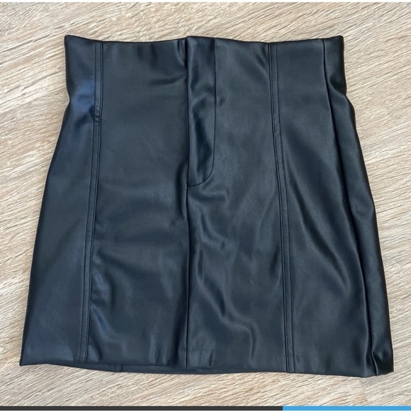 ZARA / 2010 / 203 / 800 Black
Topstitched Hi Waist Faux Leather Skirt - Picture 2 of 6